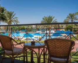 Трёхместный номер с видом на бассейн в Desert Rose Resort