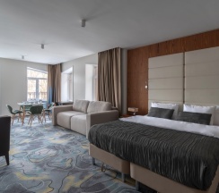 Апартаменты люкс с балконом для 5 гостей в V Hotel&Rooftop lounge