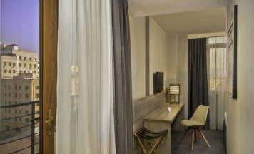 Двухместный номер Комфорт с балконом двуспальная кровать в Republica Hotel Yerevan