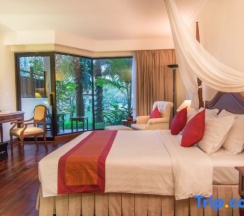 Номер Deluxe с видом на бассейн в Angkor Palace Resort & Spa