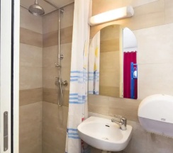 Кровать в общем номере в Bastille Hostel
