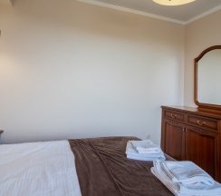 Двухместный полулюкс (Главный корпус) с 2 комнатами с балконом двуспальная кровать в Литфонд