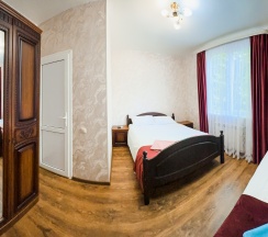 Трехместный номер с двуспальной и односпальной кроватями в Самсар