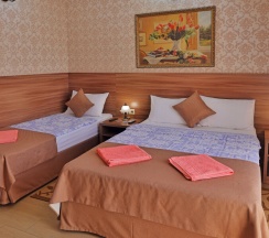 Трёхместный номер с балконом в Лорис