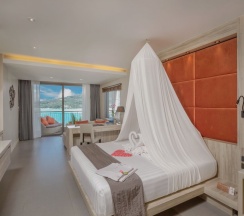 Двухместный люкс Honeymoon с видом на море двуспальная кровать в Cape Sienna Gourmet Hotel & Villas