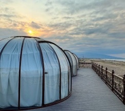 Панорамный купольный шатер с видом на море в Рубас