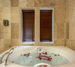 Люкс New семейный с джакузи на крыше с 3 комнатами в Phunawa Resort