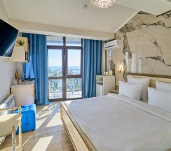 Студия Панорамная с балконом, мини кухней и видом на город и зелёную зону в Амбассадор