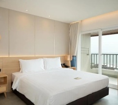 Двухместный номер Deluxe с балконом и с видом на море двуспальная кровать в Jomtien Thani Hotel