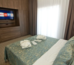 Люкс с балконом и с видом на море в Отель Sky Inn Batumi