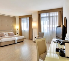Четырёхместный номер Classic в Mediterraneo Palace Hotel