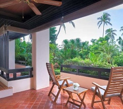 Двухместный номер Standard с балконом и с видом на сад двуспальная кровать в Renaissance Koh Samui Resort & Spa