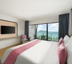 Двухместный номер Grand Deluxe Honeymoon двуспальная кровать в Andamantra Resort and Villa Phuket