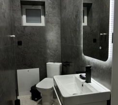 Коттедж пятикомнатный с балконом и с красивым видом из окна в Ямал