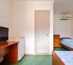 Трехместный номер стандарт с двухспальной и односпальной кроватями в Восход