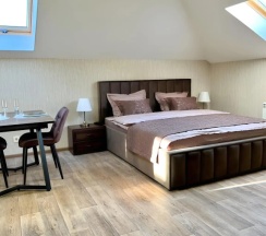 Двухместная студия Мансарда двуспальная кровать в Eva Apartments