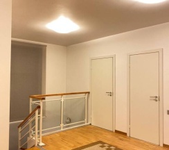 Коттедж с балконом и с красивым видом из окна в Friends House