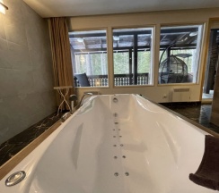 Шале Luxury с балконом и с красивым видом из окна в Аврора Country House