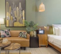 Номер Deluxe в YOLO Bangkok Boutique Hotel