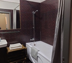 Двухкомнатная квартира с ванной,большой кроватью KING SIZE и кухонным уголком в На Невском