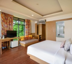 Двухместный номер Superior с видом на море двуспальная кровать в Karon Phunaka Resort