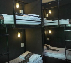 Кровать в общем номере с видом на город в KAYAN Hostel