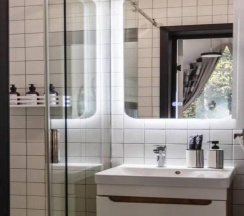 Белый дом с чаном в окружении леса в Timeless