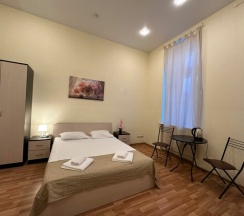 Трехместный номер с двуспальной кроватью и диваном в Boho Centr Nevsky 140 Hotel