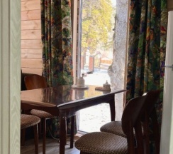 Двухместный коттедж с красивым видом из окна двуспальная кровать в Elki Domiki