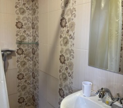 Четырёхместный семейный номер Classic с балконом и с видом на горы в Golden House Hotel