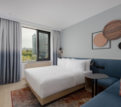 Семейный номер с межкомнатной дверью в Hampton by Hilton