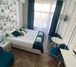 Трехместный номер с открытым балконом и боковым видом на море в Joy apartments