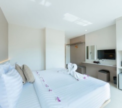 Двухместный номер Deluxe с балконом двуспальная кровать в La Vista Patong Hotel