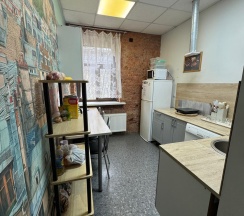 Кровать в 8-местном общем номере (Желтый) в Гости в гости