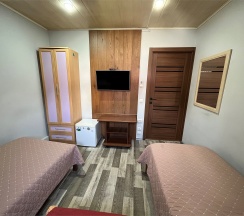 Номер Эконом 2 односпальные кровати и кресло кровать в Мира
