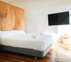 Двухместный люкс с видом на реку двуспальная кровать в The Central House Porto Ribeira - Hostel