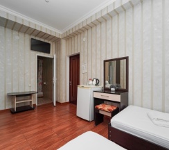 Трёхместная комната с тремя односпальными кроватями в Чайка