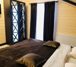 Шале c террасой с балконом в Moon House