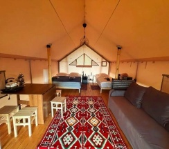 Большой шатер в Villa Memory