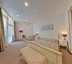 Фирменный люкс на 4 персоны с балконом и видом на море в Dolphin Resort by Stellar