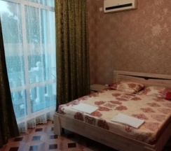 Трехместный номер с балконом в Unona family