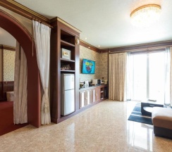 Люкс с видом на бассейн в Erawan Hotel