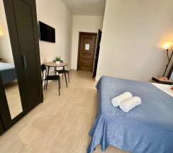 Двухместный люкс с балконом и с красивым видом из окна двуспальная кровать в Людмила