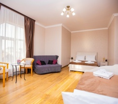 Стандарт 5-местный с двуспальной и односпальной кроватями и балконом в Джульетта