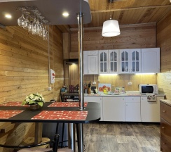 Семейный коттедж с балконом и с красивым видом из окна в Villa Natella