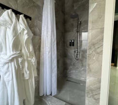 Уважаемые гости! Хотите отдохнуть семьей, компанией или поработать в тихой обстановке на свежем воздухе с видом на горы и лес? в Гостевой дом