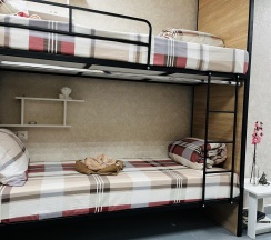 Кровать в мужском номере c 5 двухъярусными кроватями (удобства на этаже) в Темпер прайд