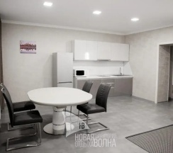 Коттедж с балконом и с красивым видом из окна в Новая волна