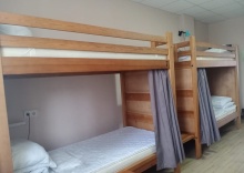 Кровать  в 8-местном общем номере со шторками в Никольский