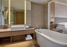 Четырёхместный номер Standard beachfront в Phuket Marriott Resort & Spa, Merlin Beach